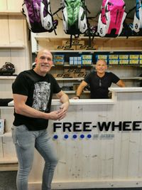 Arjan Mombarg en Raijmond Mars in de winkel van schaatswinkel Free-wheel De Scheg in Deventer
